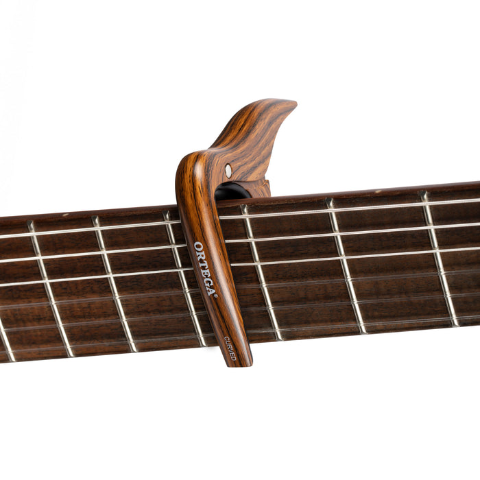 Capodastre pour guitare et basse touche bombée jusqu'à 52 mm de largeur, décor noyer